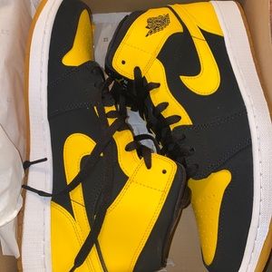 Size 12 - Jordan 1 Retro Mid New Love 2017